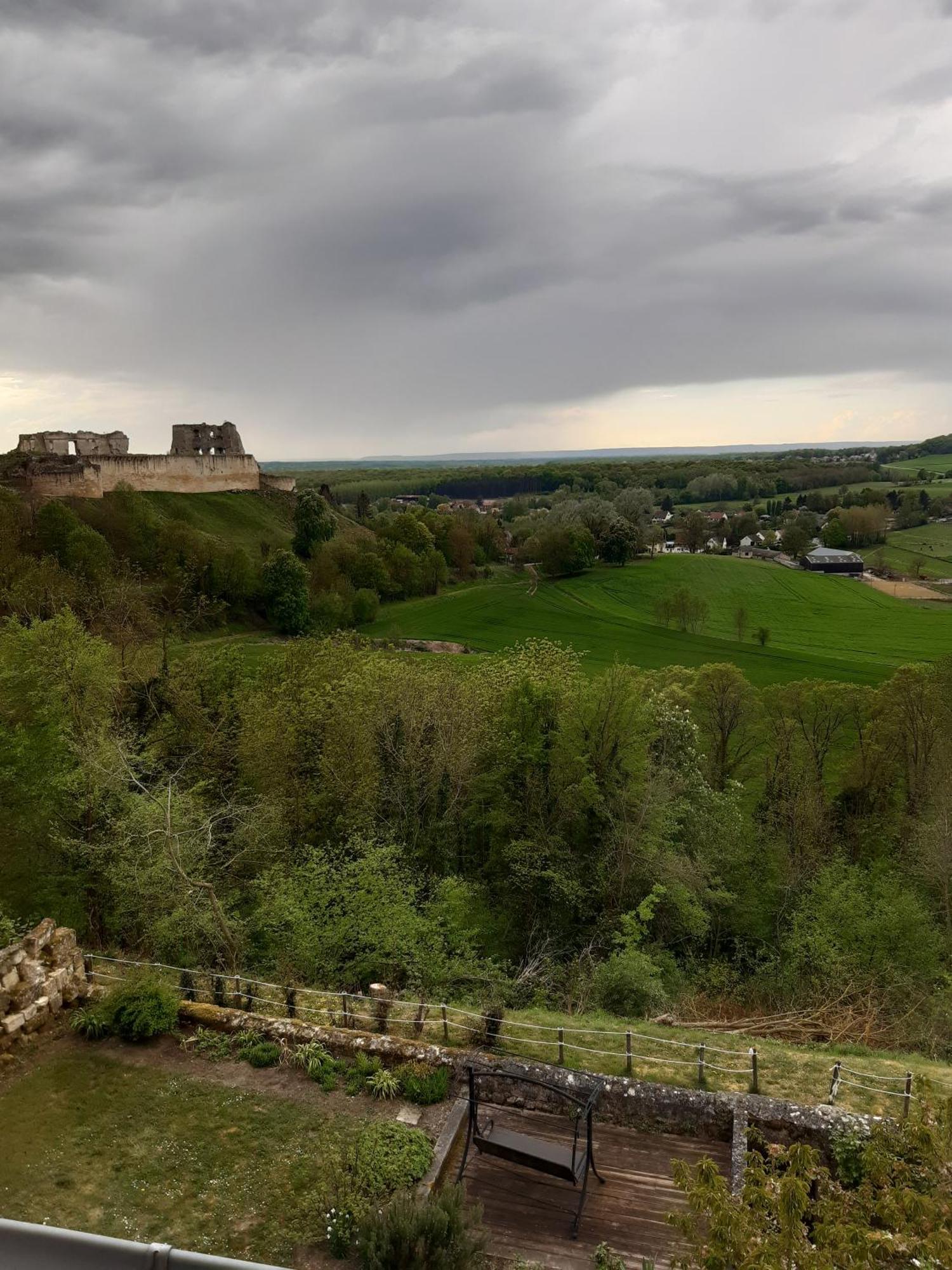 Location A Coucy Le Chateau Экстерьер фото